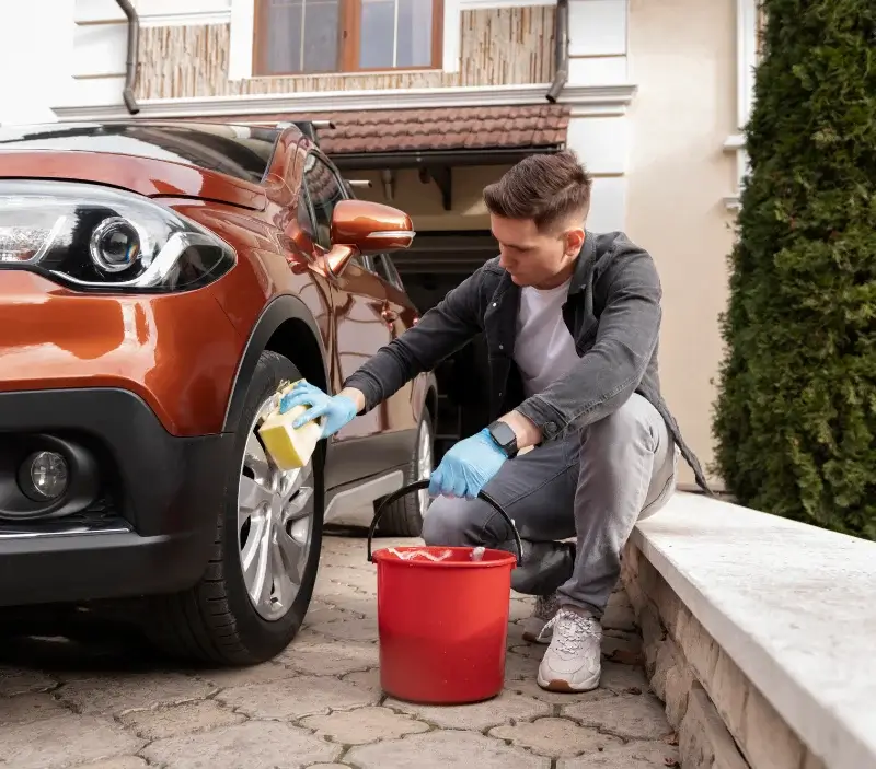 Lavage auto à domicile La Breille-les-Pins : professionnel intervenant sur un véhicule